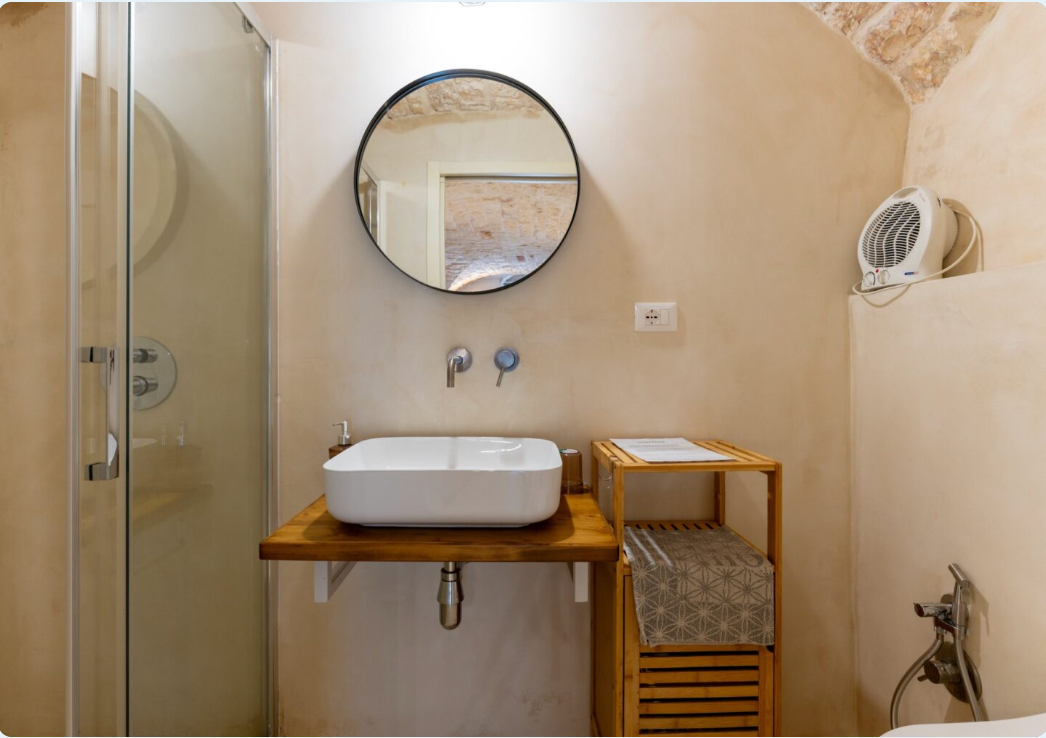 Lavabo e doccia del bagno